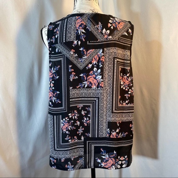 Violet & Claire Scooped Neck Half Button Down Floral Print Blouse Sz L - Picture 3 of 8